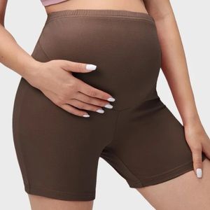 Maternity lounging shorts